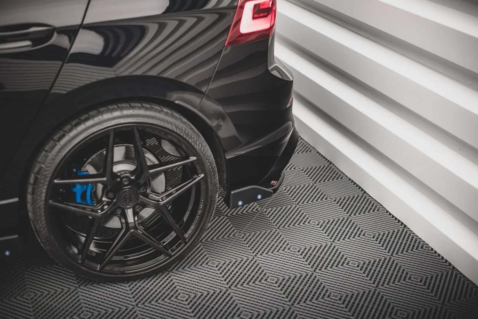 Задні сплітери Boczne V.2 + Flaps Maxton Volkswagen Golf R Hatchback Mk8 / Mk8 Facelift - фото My Tuning Lab