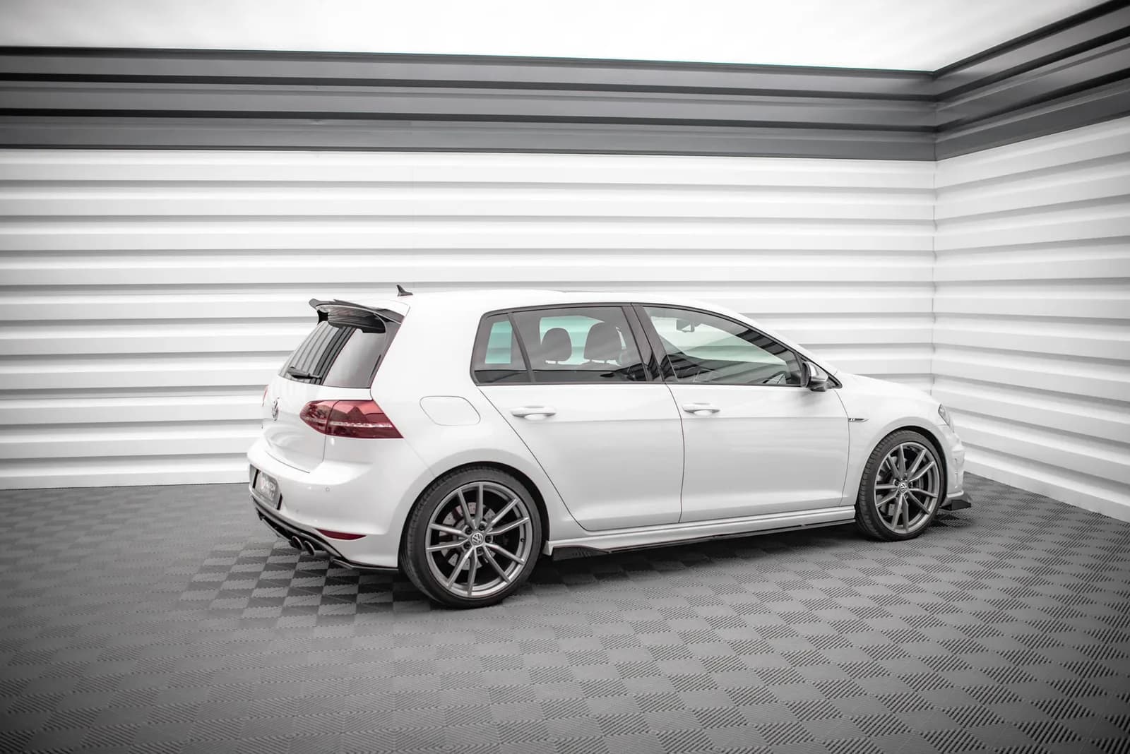 Накладки на пороги V.2 Maxton Volkswagen Golf R / R-Line Mk7 - фото My Tuning Lab