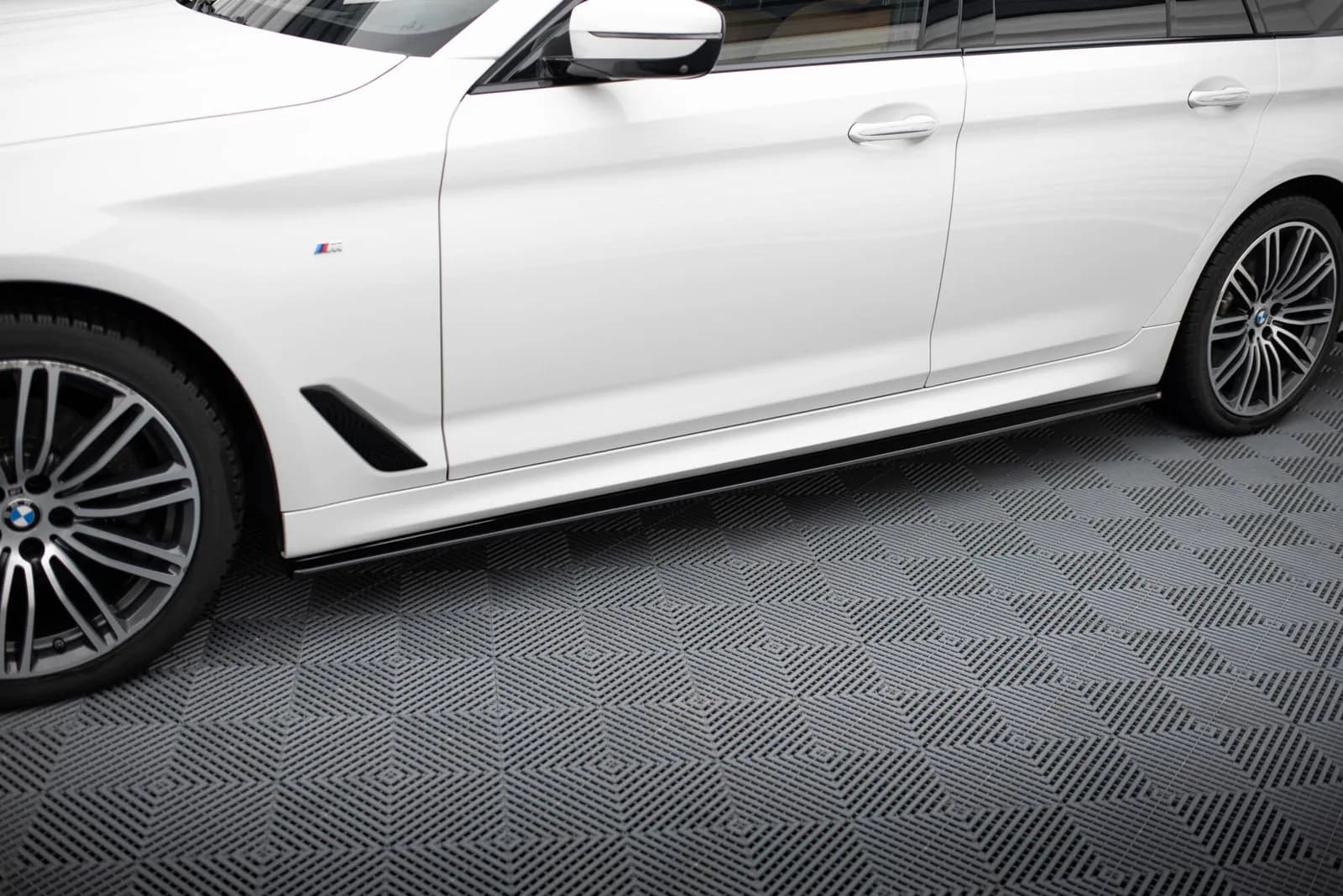 Накладки на пороги V.1 Maxton BMW 5 M-пакет / M550d / M550i G30/ G31 M-пакет - фото My Tuning Lab