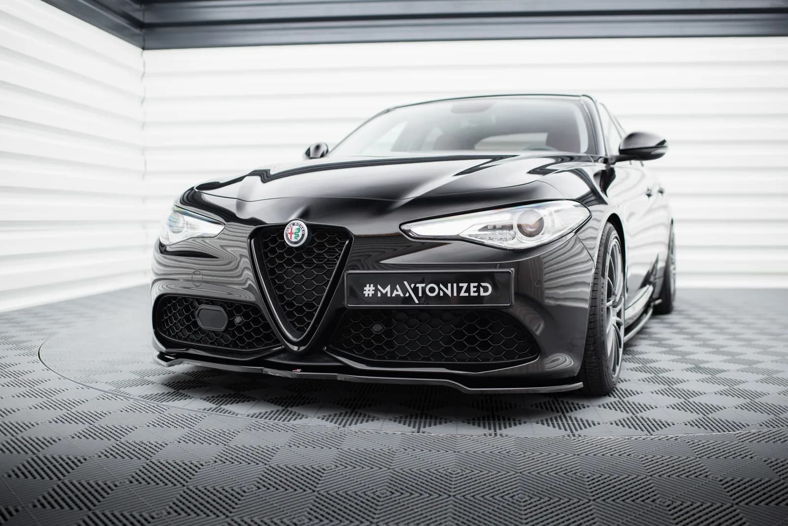 Передній сплітер Maxton V1 Alfa Romeo Giulia Veloce (чорний глянець) - фото My Tuning Lab