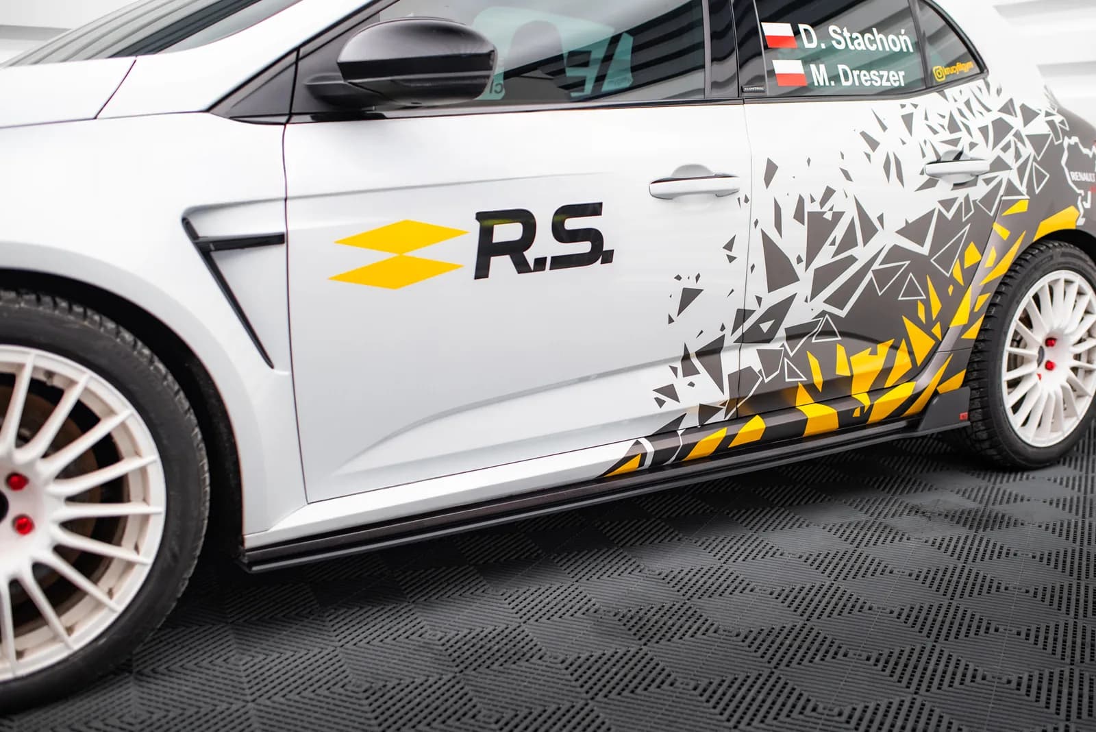 Накладки на пороги Street Pro Maxton Renault Megane RS Mk4 - фото My Tuning Lab