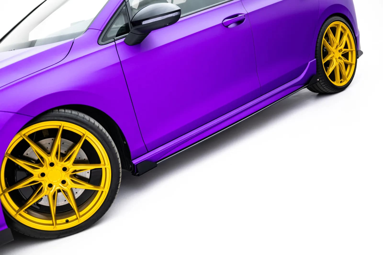 Накладки на пороги Street Pro + Flaps Maxton Volkswagen Golf R Hatchback Mk8 / Mk8 Facelift - фото My Tuning Lab