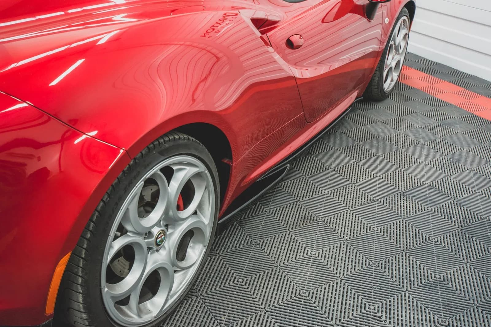 Накладки на пороги Maxton Alfa Romeo 4C (чорний глянець) - фото My Tuning Lab