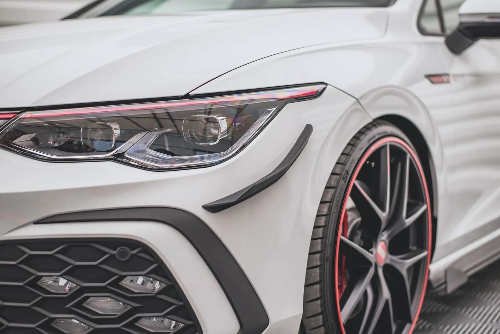 Канарди (аеродинамічні накладки переднього бампера) Maxton Volkswagen Golf GTI Mk8 - фото My Tuning Lab
