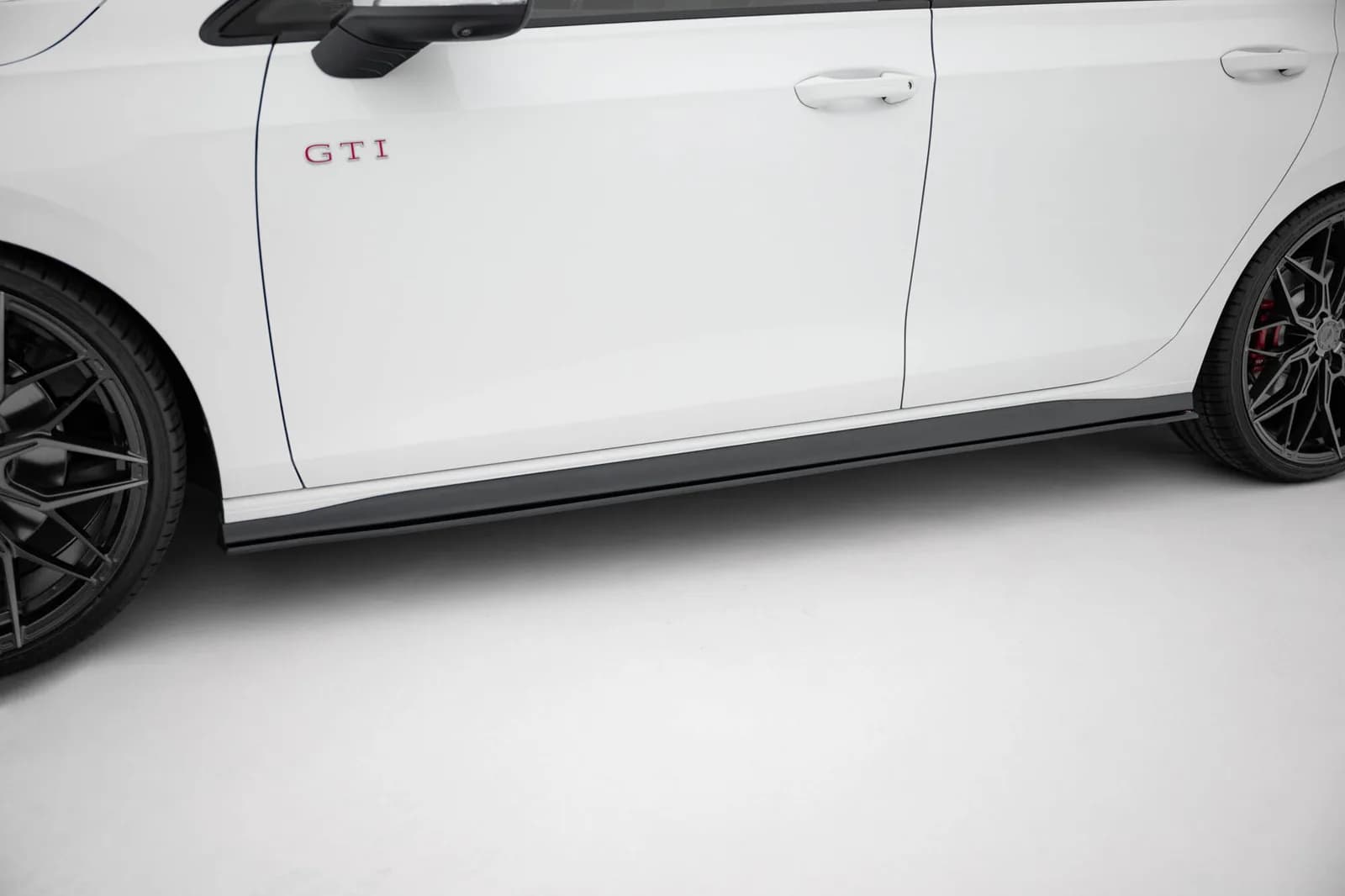 Накладки на пороги Street Pro Maxton Volkswagen Golf GTI / GTE / GTI Clubsport / GTD / R-Line Mk8 / Mk8 Facelift - фото My Tuning Lab