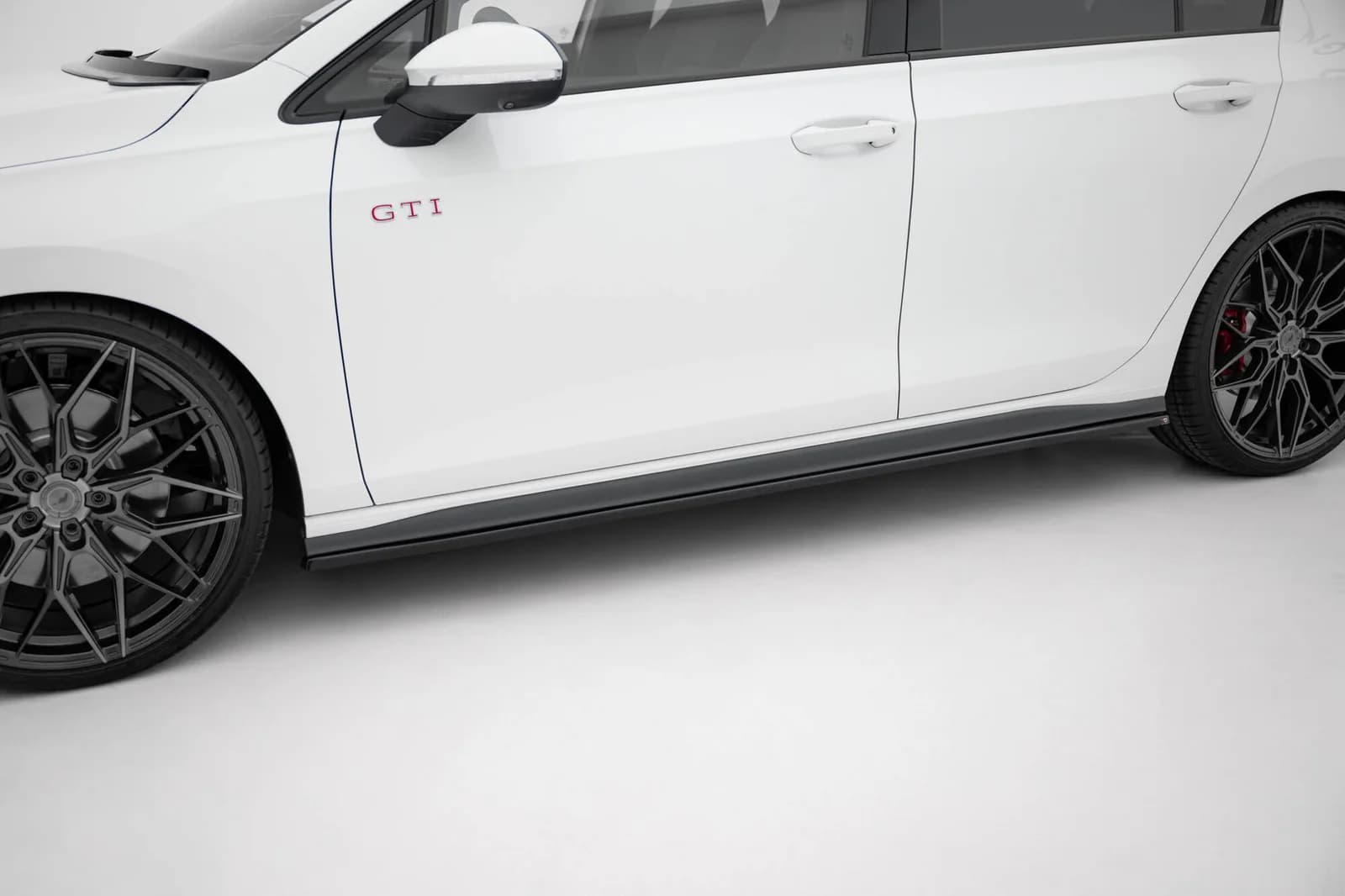 Накладки на пороги V.1 Maxton Volkswagen Golf GTI / GTE / GTI Clubsport / GTD / R-Line Mk8 - фото My Tuning Lab