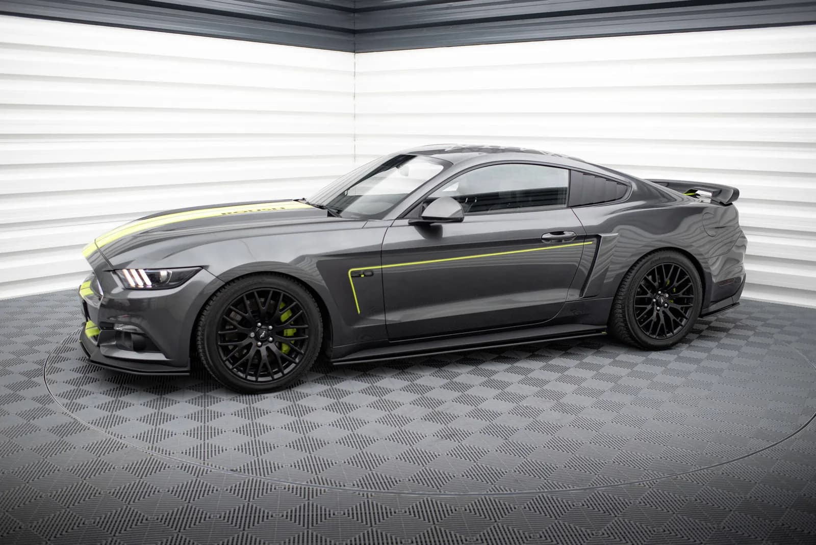 Накладки на пороги Street Pro Maxton Ford Mustang GT Mk6 - фото My Tuning Lab