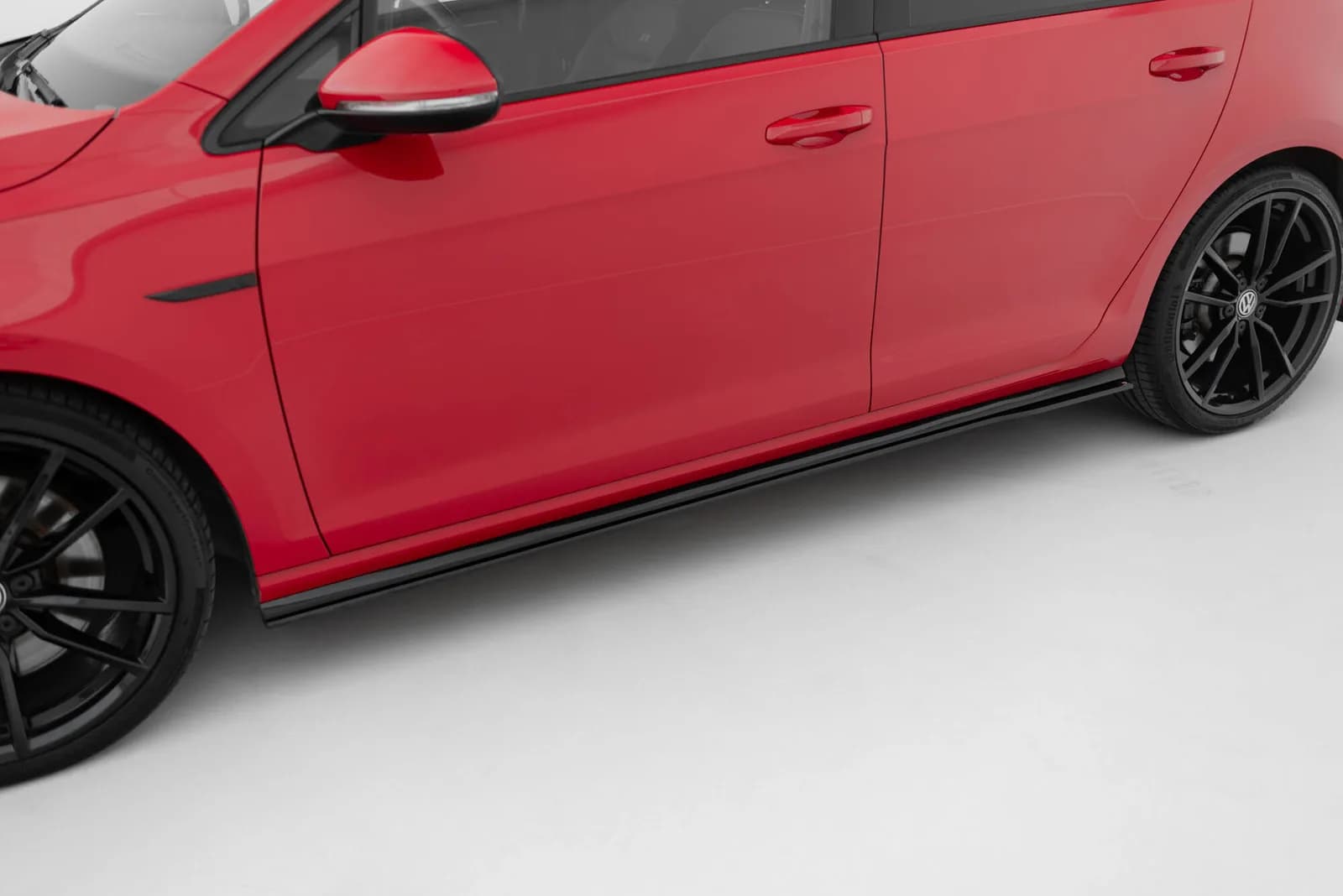 Накладки на пороги Street Pro Maxton Volkswagen Golf R / R-Line Mk7 Facelift - фото My Tuning Lab
