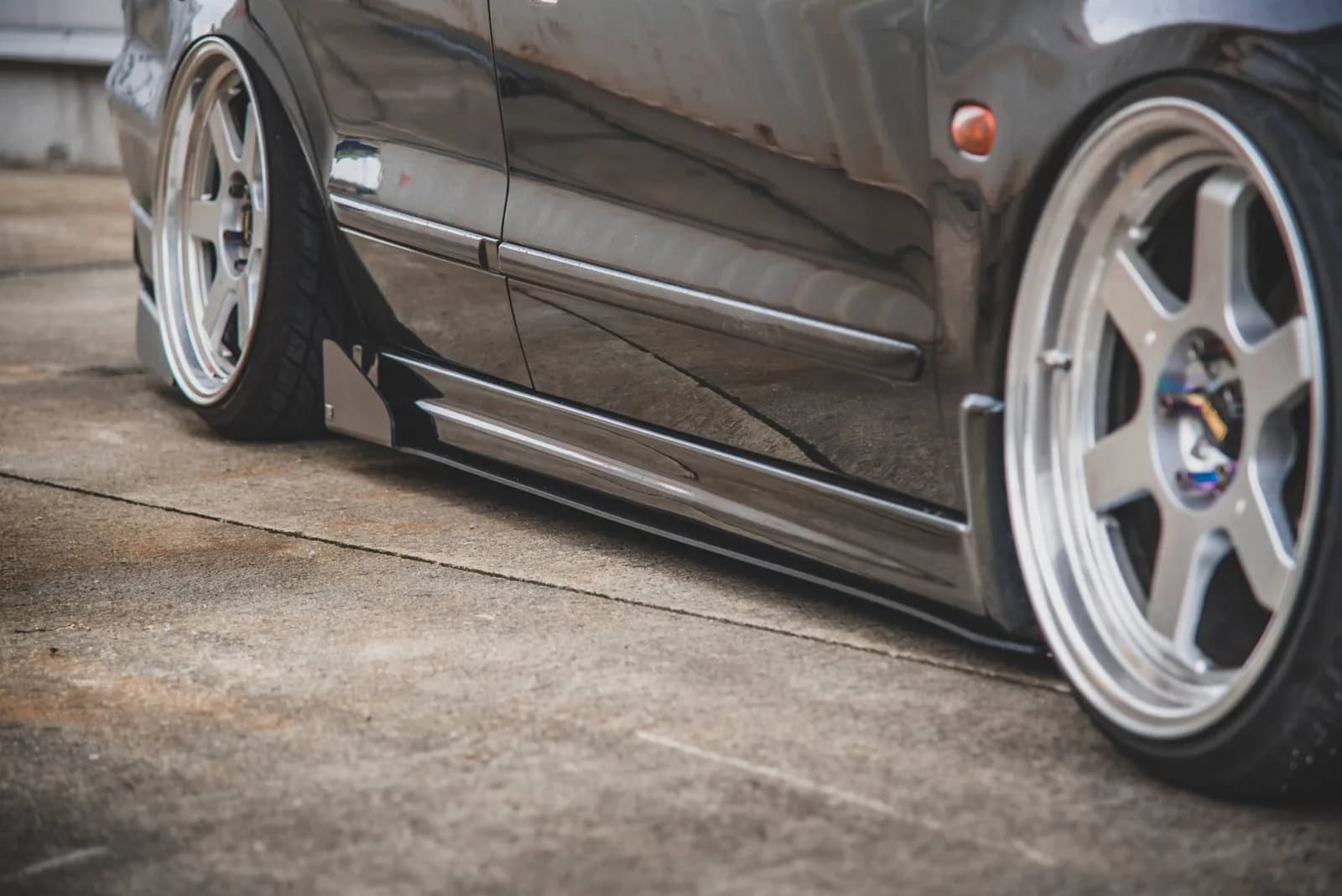 Накладки на пороги Racing Maxton Mitsubishi Galant Avance Mk8 - фото My Tuning Lab