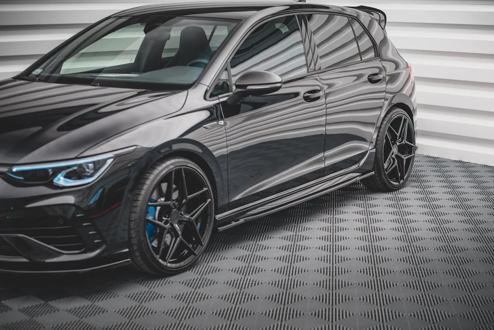 Накладки на пороги V.1 Maxton Volkswagen Golf R Hatchback Mk8 / Mk8 Facelift - фото My Tuning Lab
