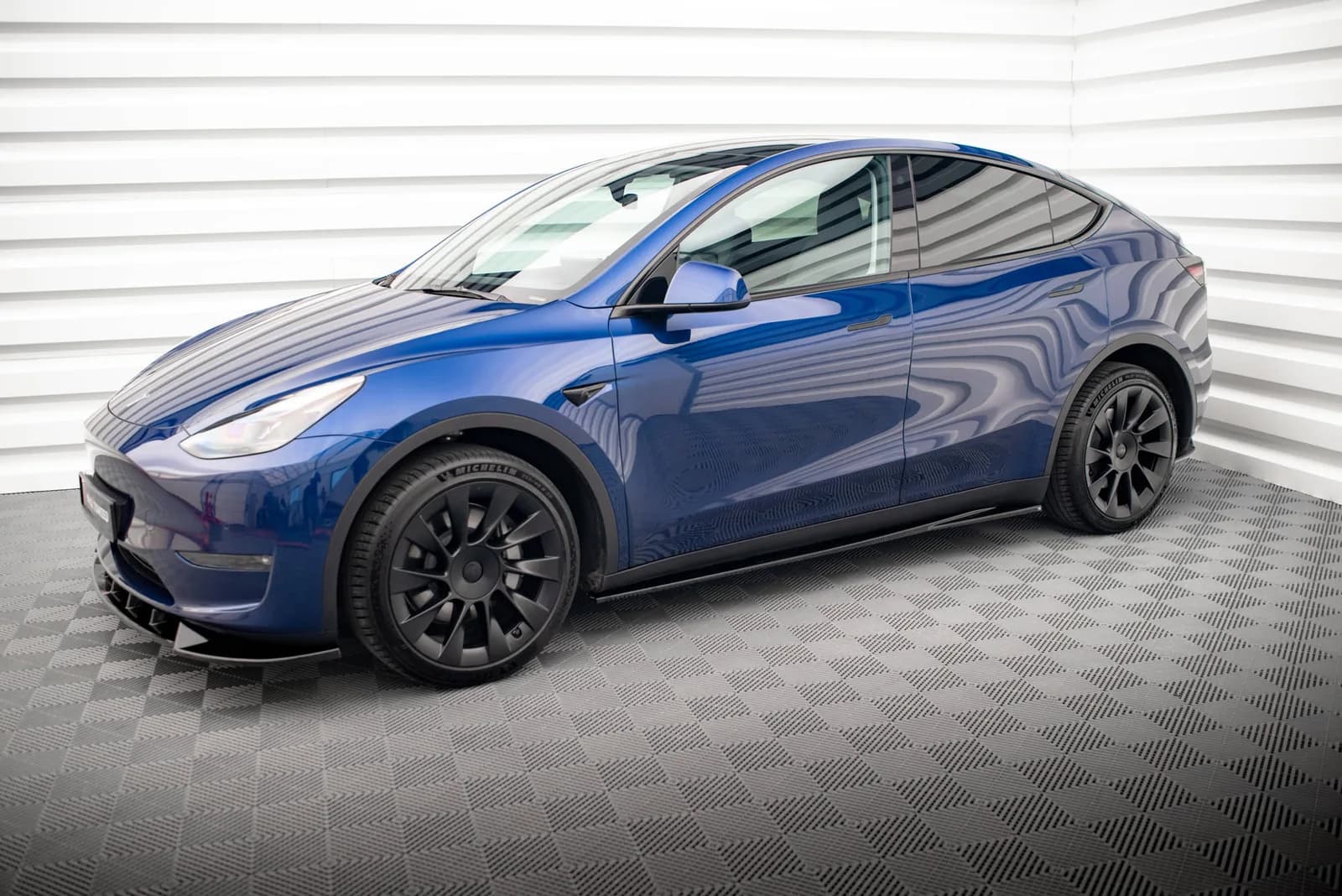 Накладки на пороги V.1 Maxton Tesla Model Y - фото My Tuning Lab