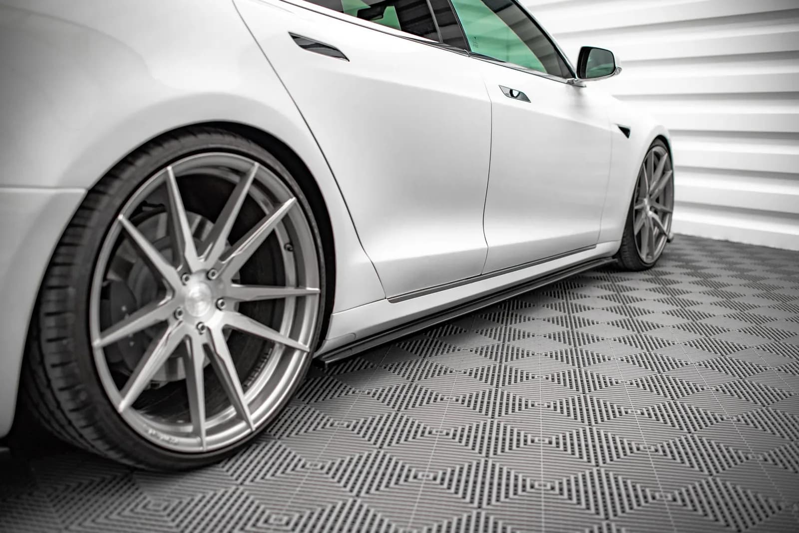 Накладки на пороги Maxton Tesla Model S Facelift - фото My Tuning Lab