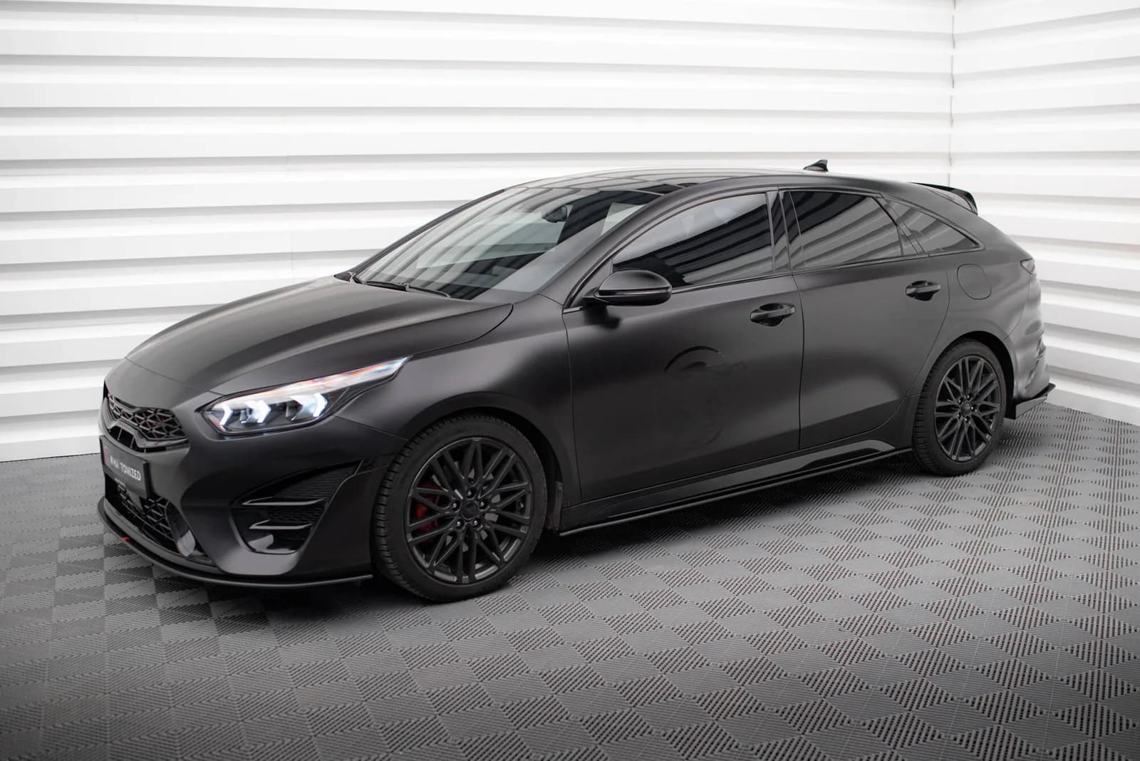 Накладки на пороги Street Pro Maxton Kia Proceed GT / GT-Line Mk1 Facelift / Ceed GT Mk3 Facelift - фото My Tuning Lab