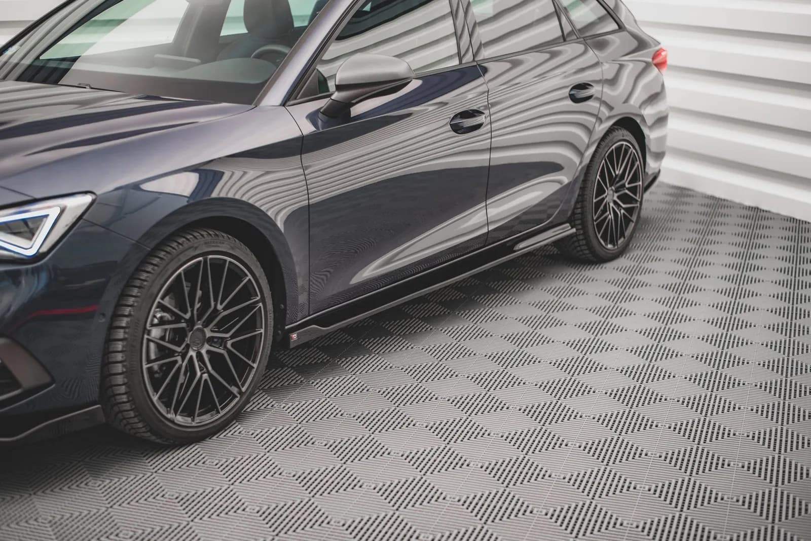 Накладки на пороги V.2 Seat Leon FR ST / Hatchback Mk4 / Maxton Cupra Leon ST / Hatchback Mk1 / Mk1 Facelift - фото My Tuning Lab