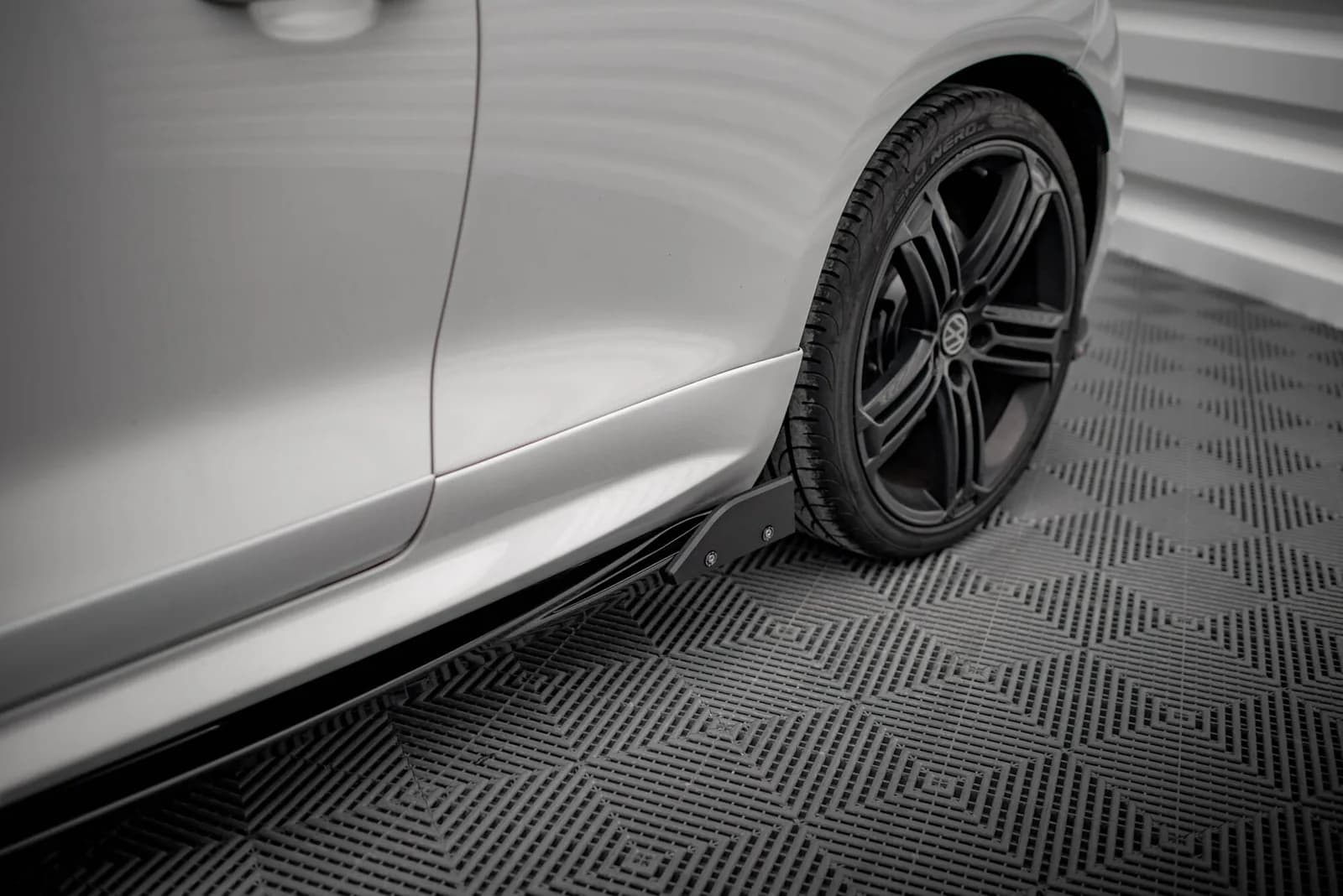 Накладки на пороги V.2 + Flaps Maxton Volkswagen Scirocco R Mk3 / Mk3 Facelift - фото My Tuning Lab