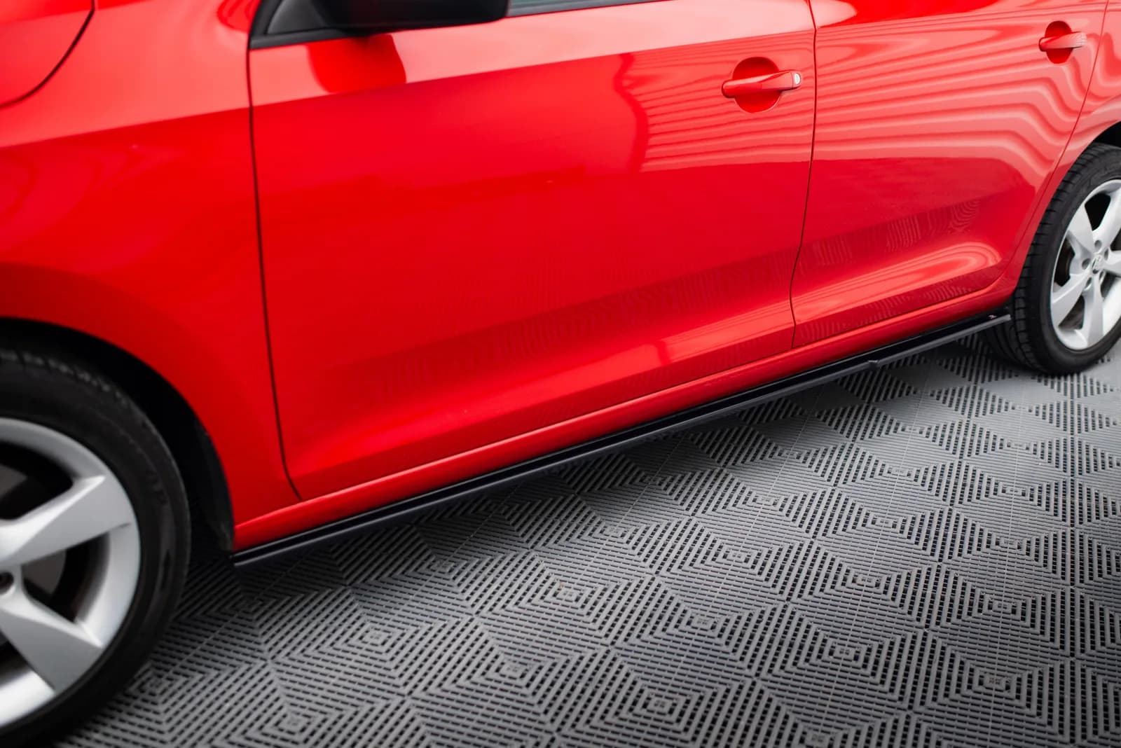 Накладки на пороги Maxton Skoda Rapid (чорний глянець) - фото My Tuning Lab