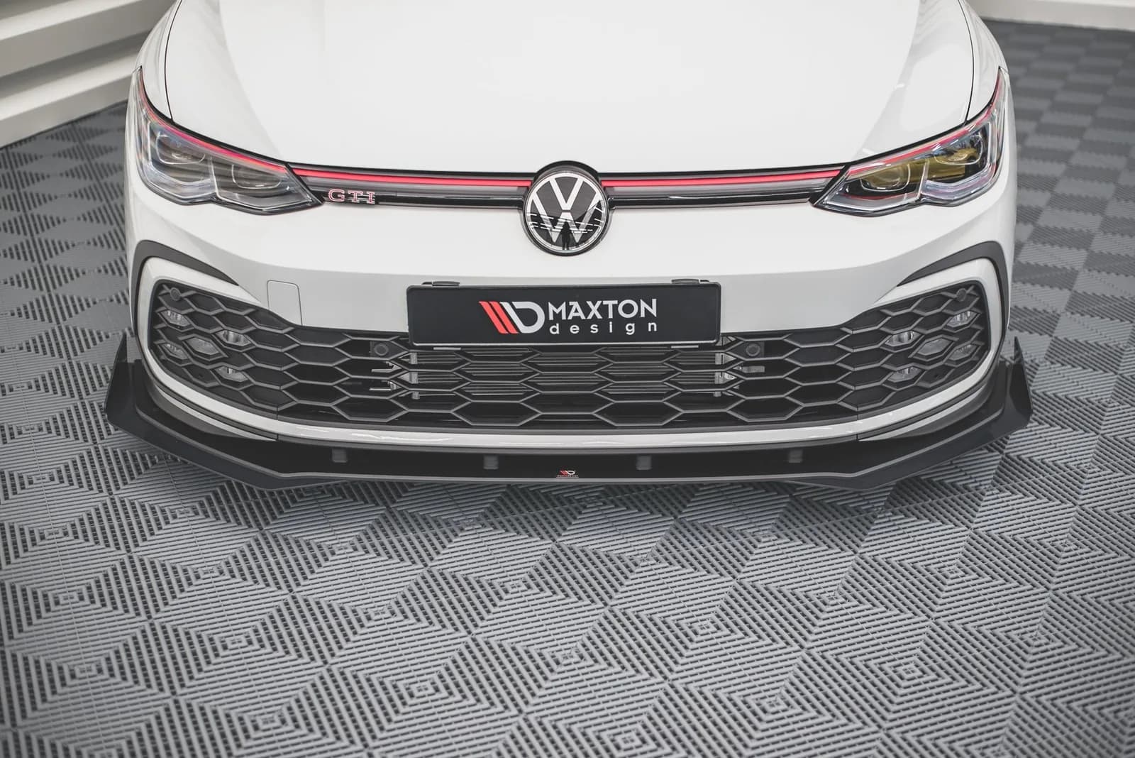 Передній сплітер Street Pro + Flaps Maxton Volkswagen Golf GTI / GTE / GTD / R-Line Mk8 - фото My Tuning Lab
