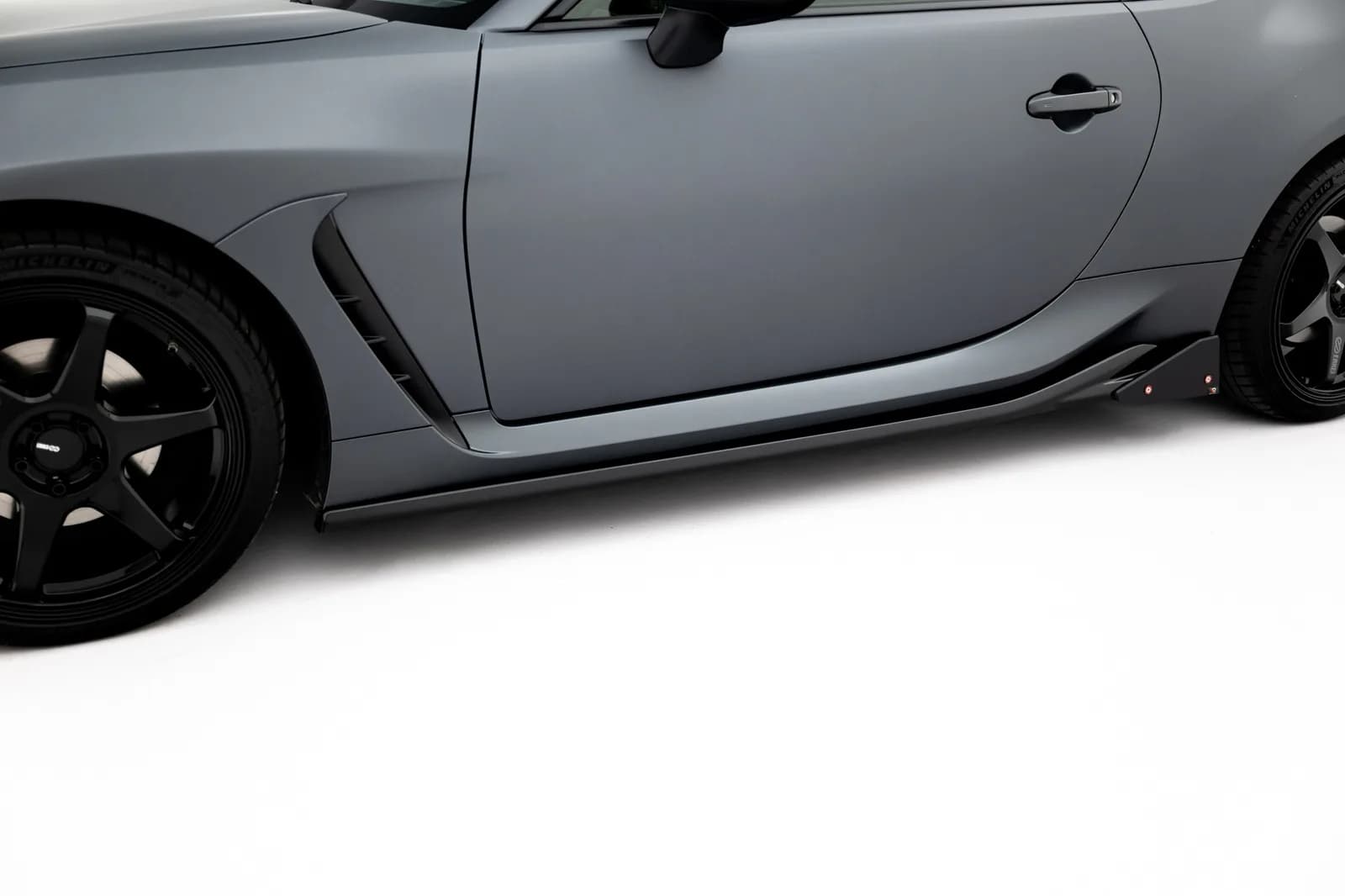 Накладки на пороги V.1 + Flaps Maxton Toyota GR86 Mk1 / Subaru BRZ Mk2 - фото My Tuning Lab