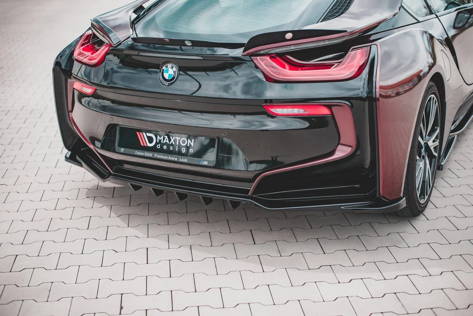 Задній центральний сплітер з дифузором Maxton BMW i8 (чорний глянець) - фото My Tuning Lab