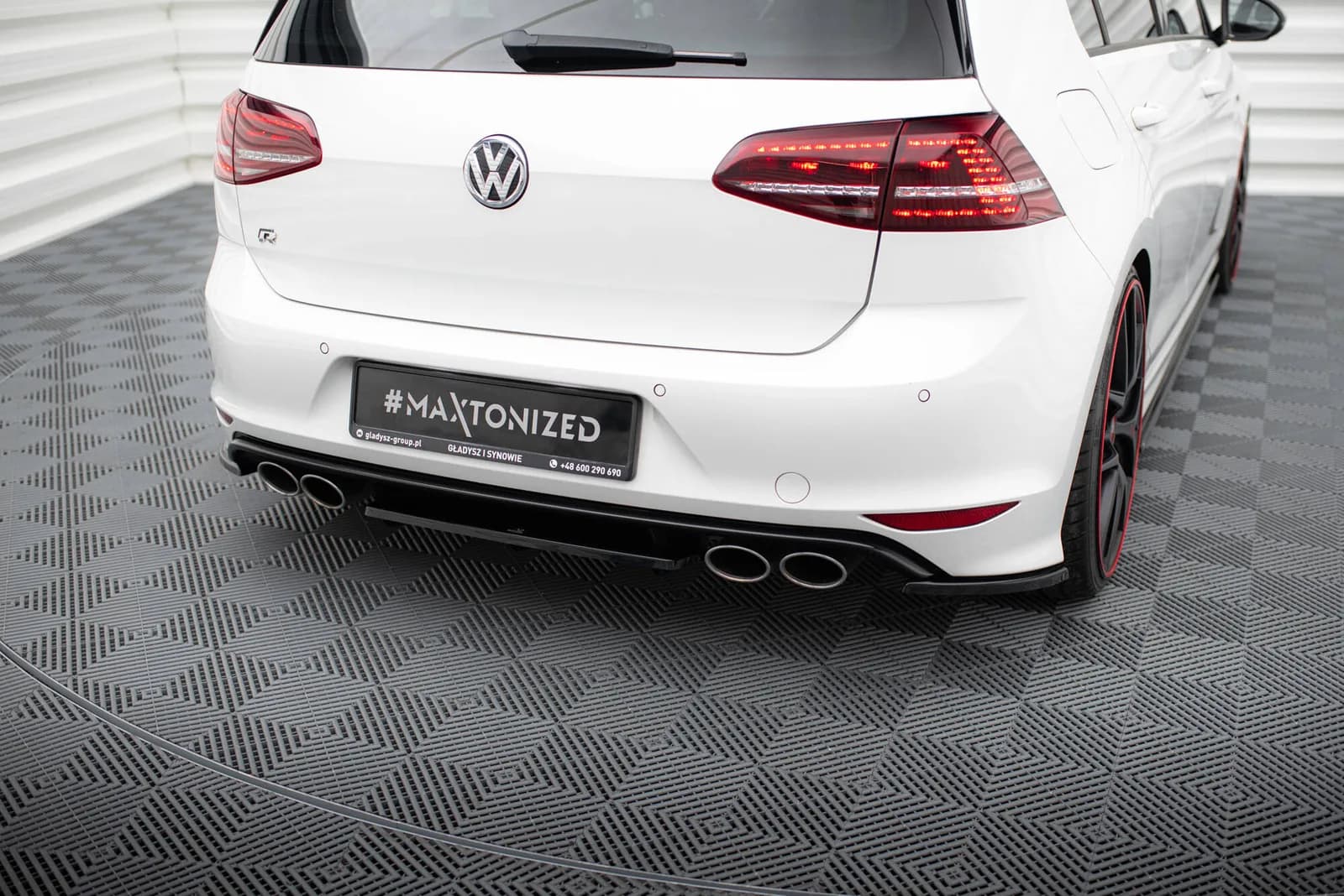 Задній сплітер srodkowy Maxton Volkswagen Golf MK7 R (z dyfuzorem) (чорний глянець) - фото My Tuning Lab