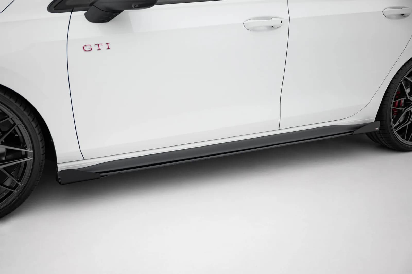 Накладки на пороги Street Pro+Flapsy Maxton Volkswagen Golf GTI / GTE / GTI Clubsport / GTD / R-Line Mk8 / Mk8 Facelift - фото My Tuning Lab