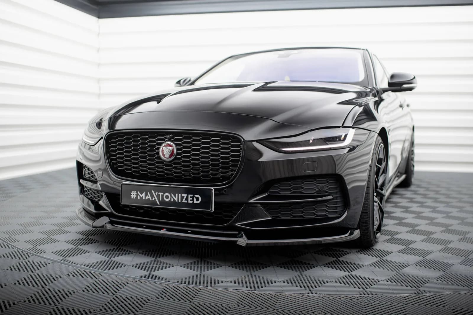 Передній сплітер V.2 Maxton Jaguar XE X760 Facelift - фото My Tuning Lab
