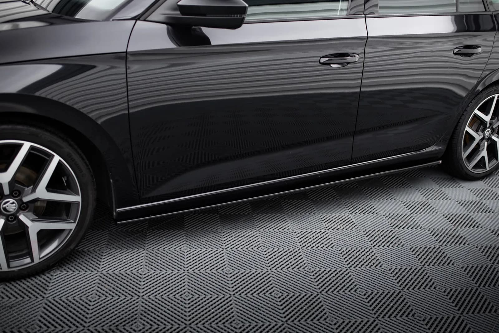 Накладки на пороги Maxton Skoda Scala - фото My Tuning Lab
