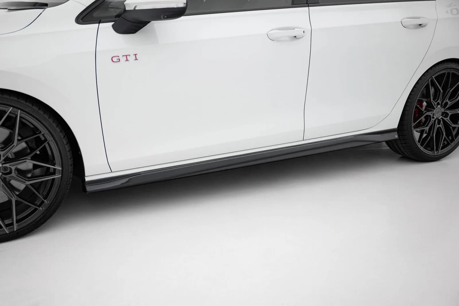 Накладки на пороги V.3 Maxton Volkswagen Golf GTI / GTE / GTI Clubsport / GTD / R-Line Mk8 - фото My Tuning Lab