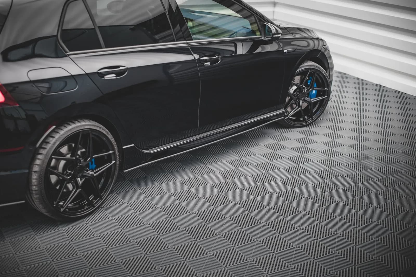 Накладки на пороги Street Pro Maxton Volkswagen Golf R Mk8 / Hatchback Mk8 Facelift - фото My Tuning Lab