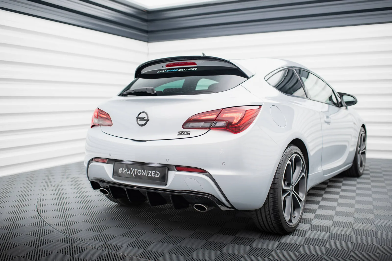 Задня накладка Maxton Opel Astra GTC OPC-Line J (Wersja z pojedyńczymi Вихлопami z dwóch stron) - фото My Tuning Lab