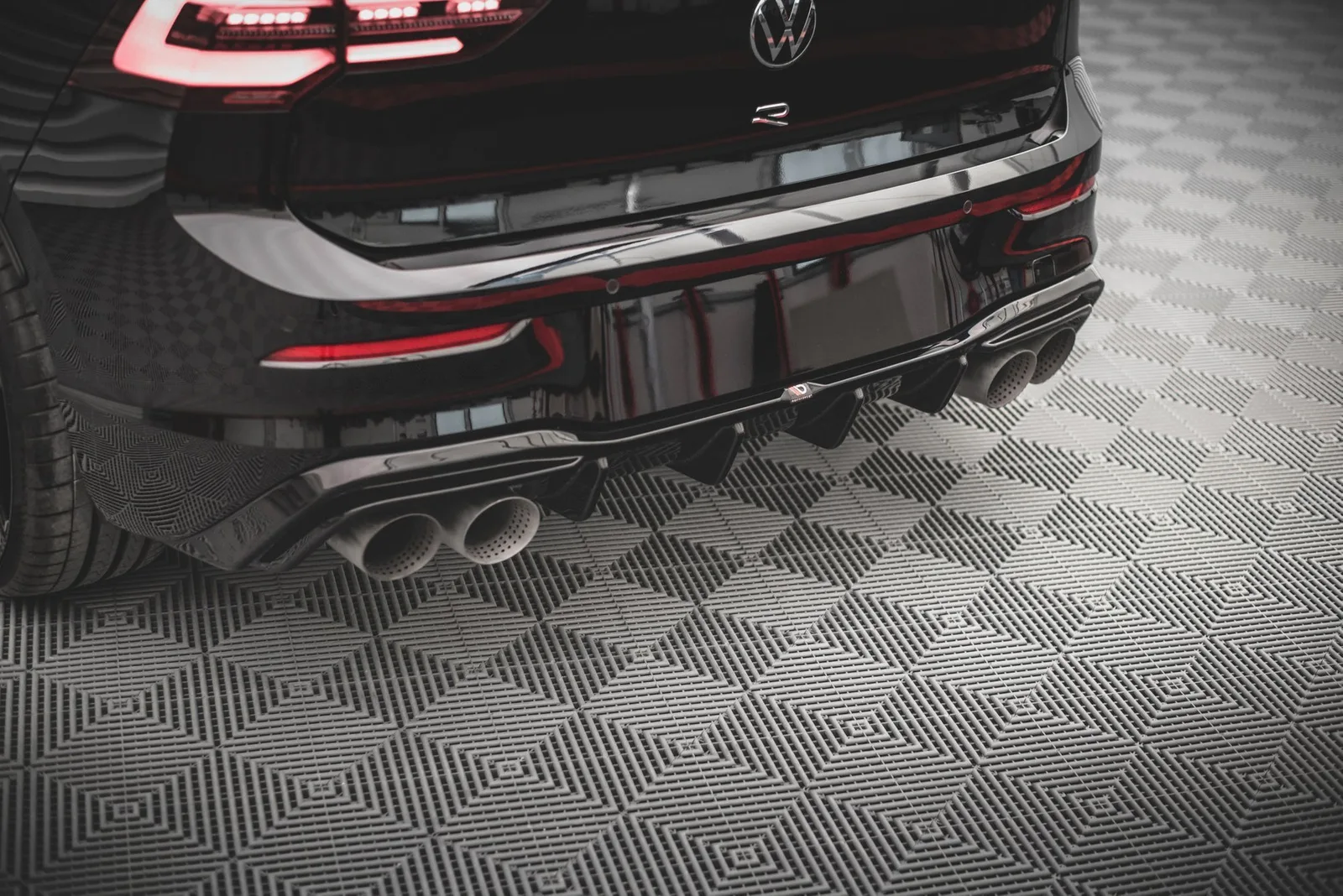 Задня накладка V.2 Maxton Volkswagen Golf R Hatchback Mk8 / Mk8 Facelift - фото My Tuning Lab