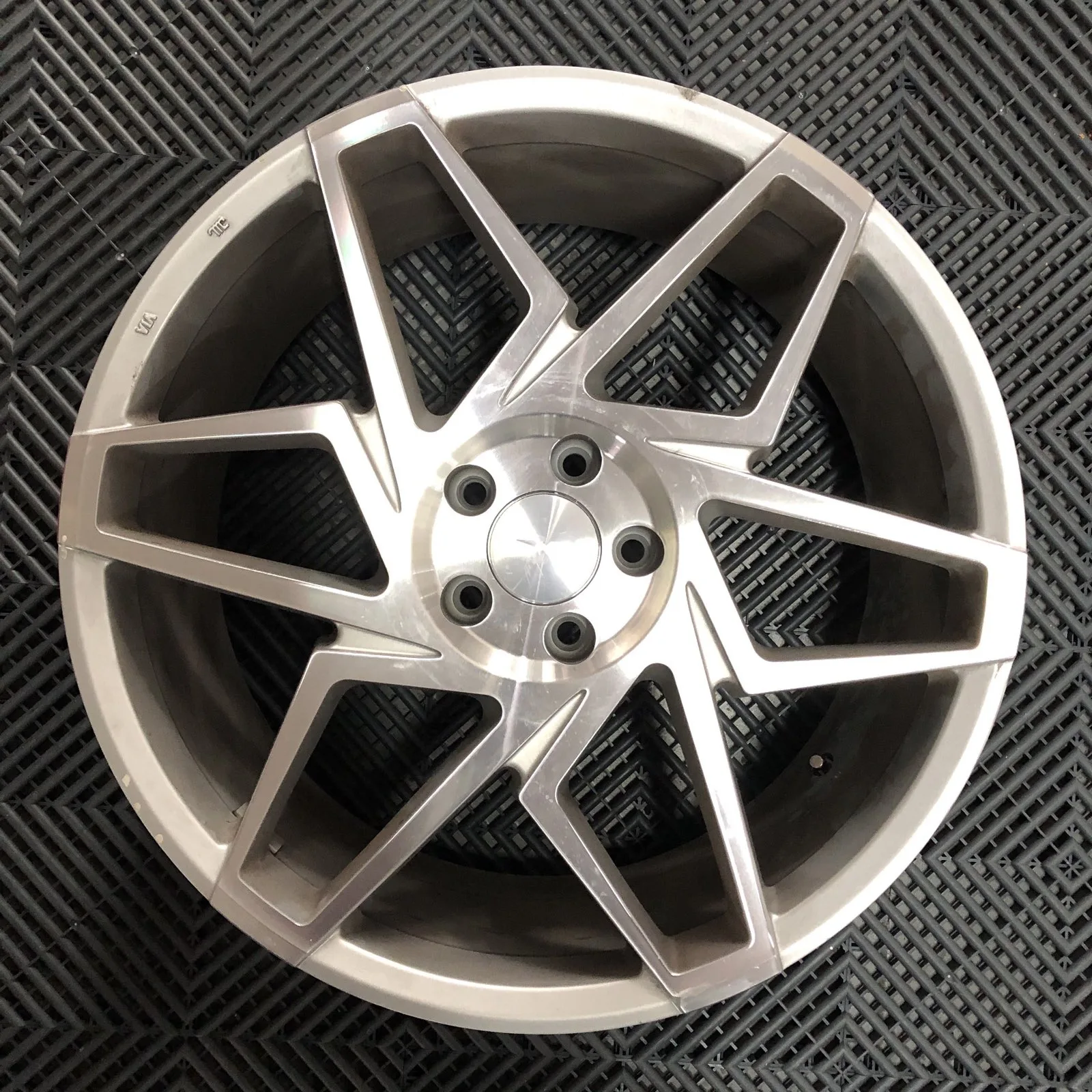 Вживаний Комплект легкосплавних дисків 20" Veemann V-FS27R 20x8,5 ET38 5x112 срібний з фрезеруванням - фото My Tuning Lab