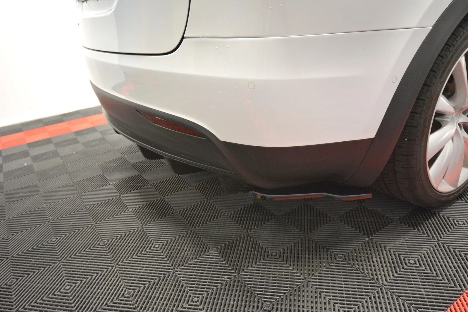 Дифузор Maxton Design Задня накладка TESLA MODEL X - фото My Tuning Lab