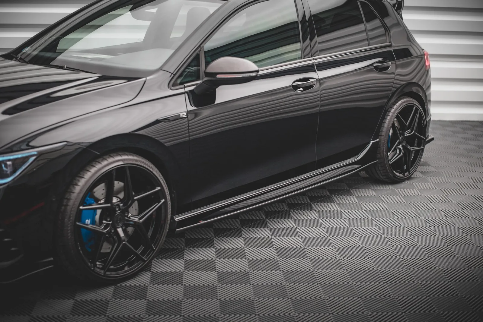 Накладки на пороги V.2 Maxton Volkswagen Golf R Hatchback Mk8 / Mk8 Facelift - фото My Tuning Lab